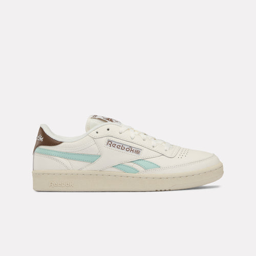 Baskets blanches avec des accents bleus sur un fond blanc