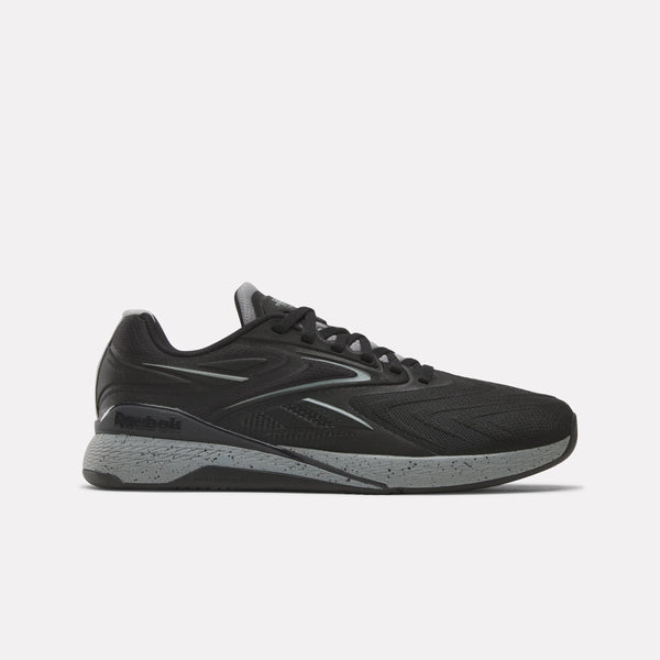 Čierne tréningové topánky Reebok Nano X5 Edge F45 so sivou podrážkou na svetlosivom pozadí