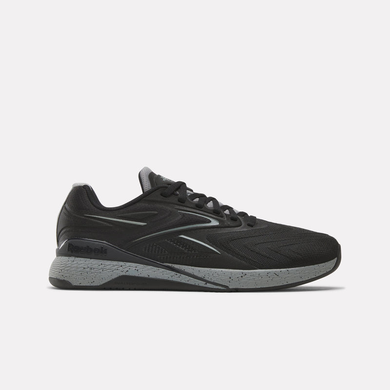 Čierne tréningové topánky Reebok Nano X5 Edge F45 so sivou podrážkou na svetlosivom pozadí